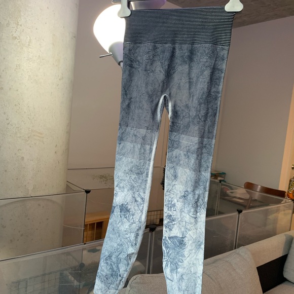 💙lululemon Ebb to Train Tight💙 - Picture 2 of 8